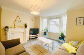 7 Bedroom House in Town Centre near Beach - Sleeps 13